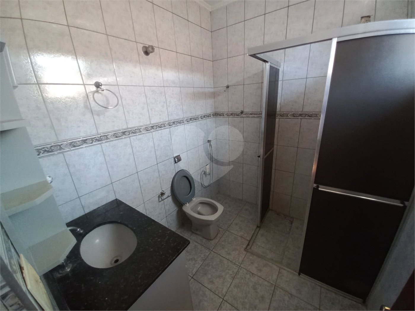 Casa térrea com 3 dormitórios, sendo 1 suíte.