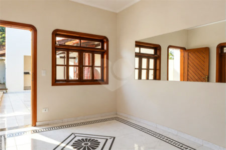 Casa à venda com 6 dormitórios, 3 suítes, piscina, área gourmet, hidromassagem, lareira, varanda e 6 vagas de garagem. Conforto e lazer para toda a família!