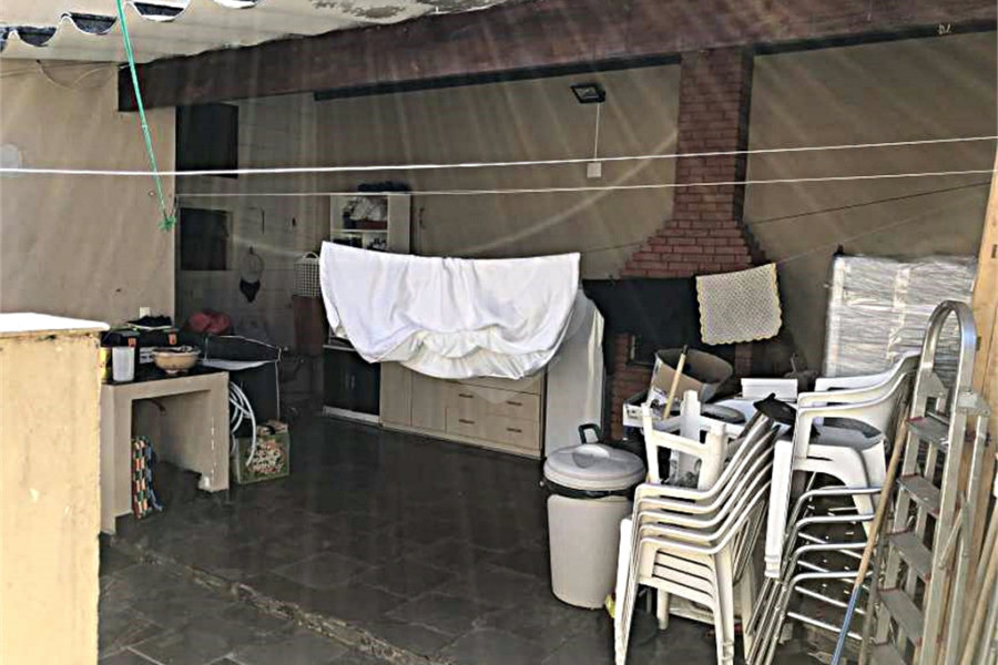 Casa térrea ao lado da Rua Augusto Tolle. 305 metros quadrados.