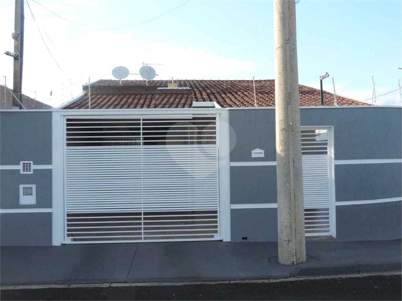 Casa Térrea com 2 dormitórios, sendo 1 suíte.