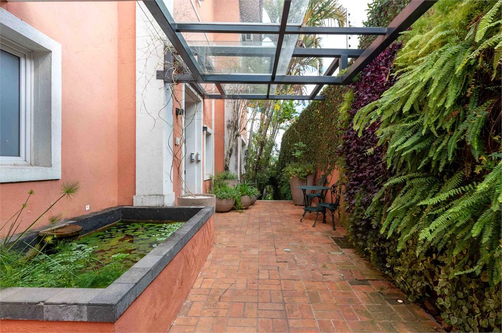 Casa à venda com 6 quartos, sendo 4 suítes,  em Morumbi, São Paulo, SP