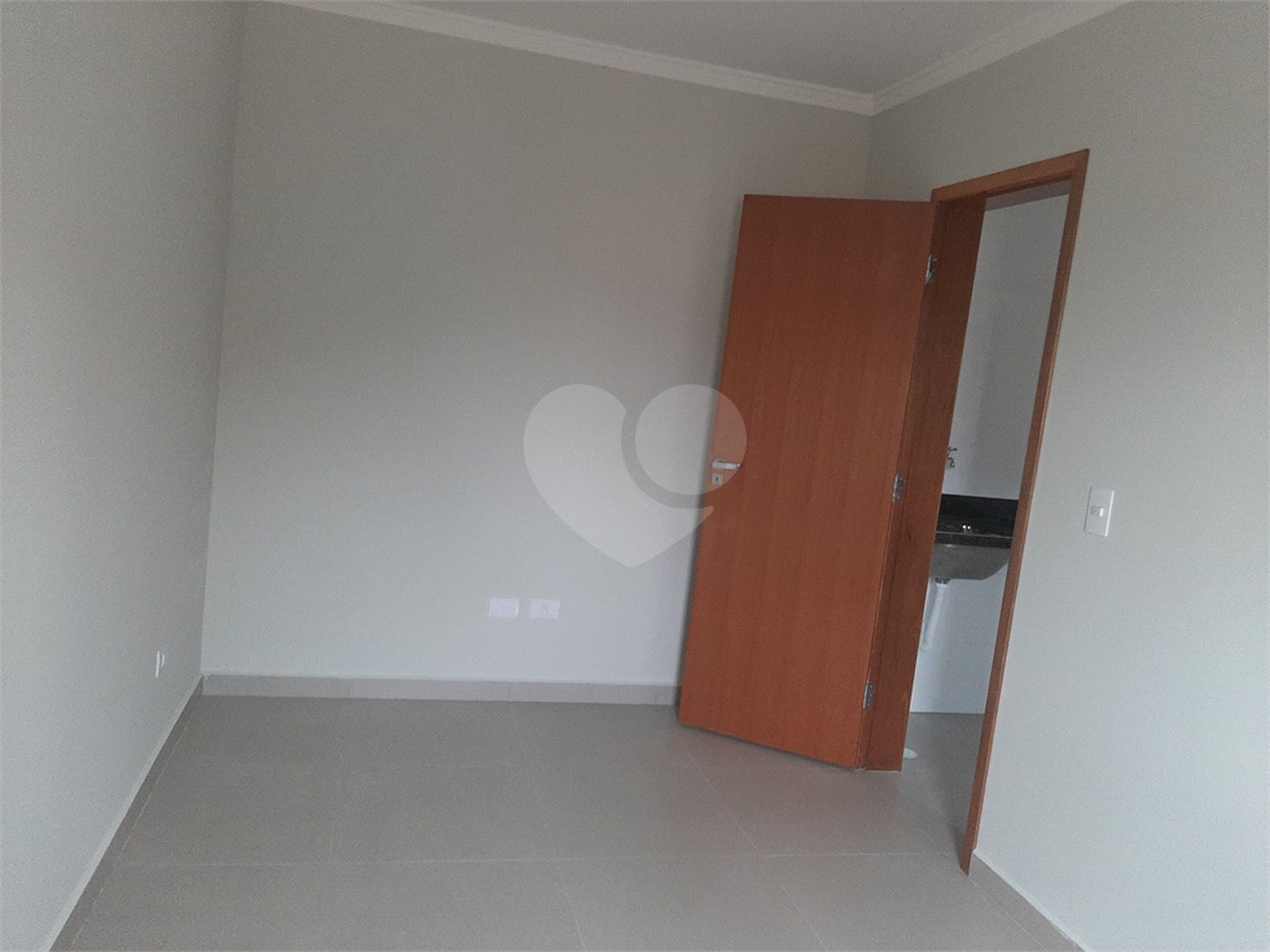 Apartamento VENDER com 44m2, com 2 quartos, banheiro, sala integrada à cozinha e 1 vaga de garagem