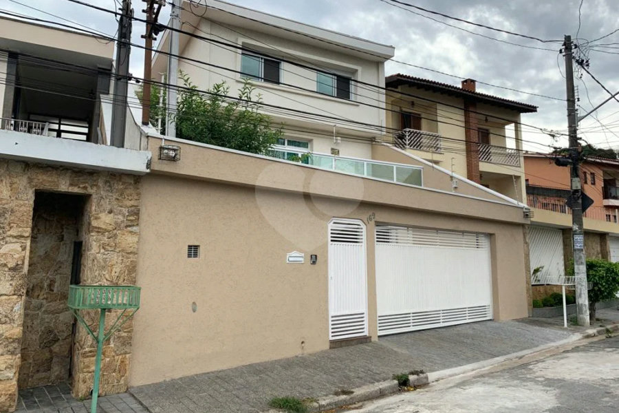 Excelente sobrado com piscina e churrasqueira