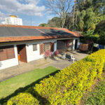 Casa com Piscina, Sauna e Edícula em Rua Arborizada no Tremembé