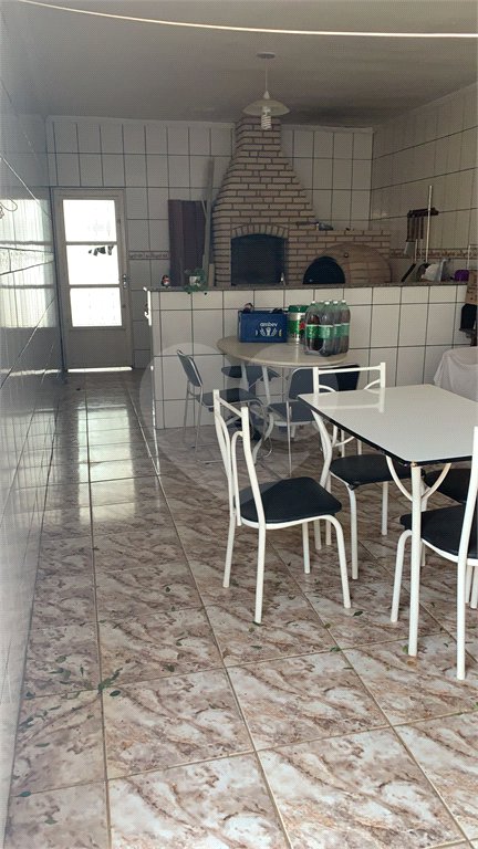 Casa térrea com 3 suítes.