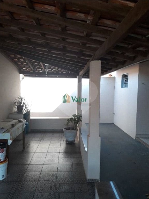 Ampla casa no condomÍnio Parque Fehr, contendo: