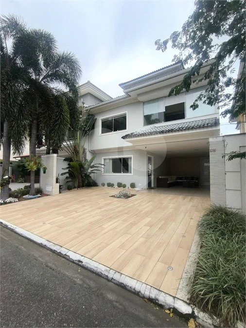 Casa de alto padrão no condomínio Golden Village