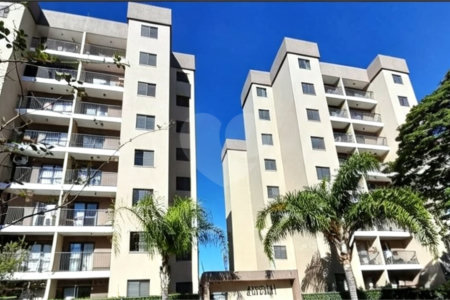 Apartamento á venda no centro com dois dormitórios e sacada.