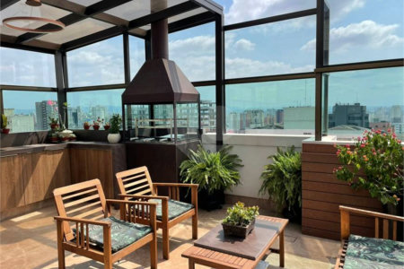 Cobertura à venda na Aclimação de 300m² com 2 vagas.