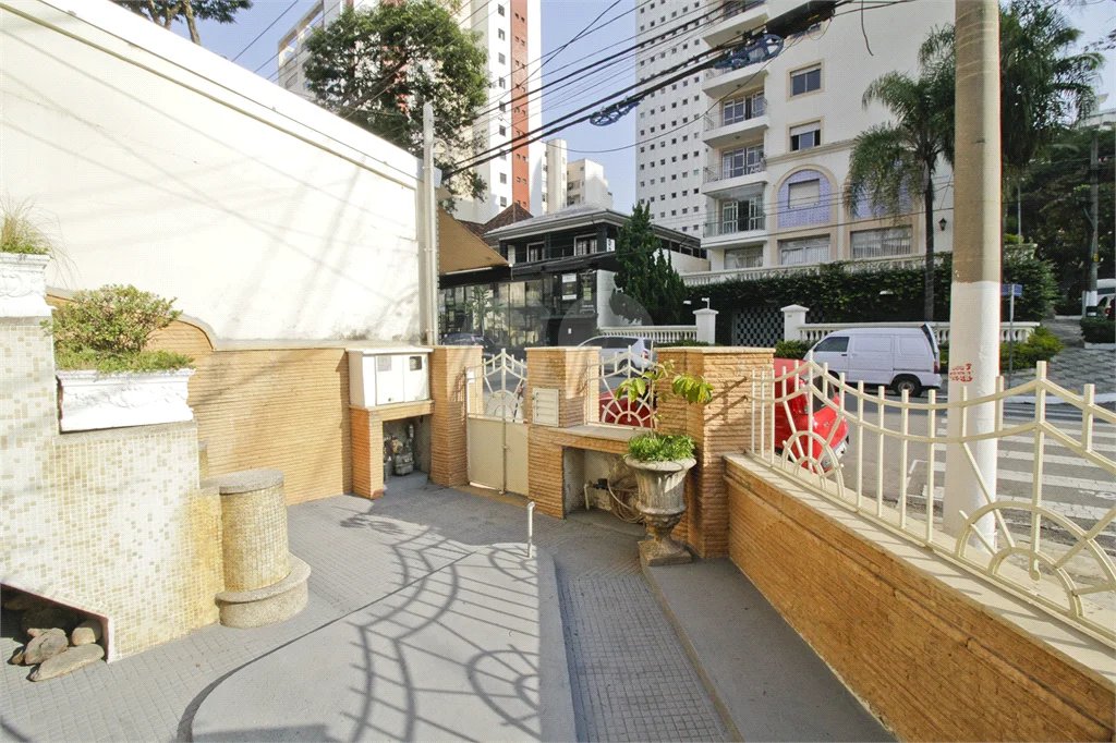 Sobrado à venda na Liberdade, 220 m², 5 dormitórios e 1 vaga, próximo Pq Aclimação, Aceita permuta