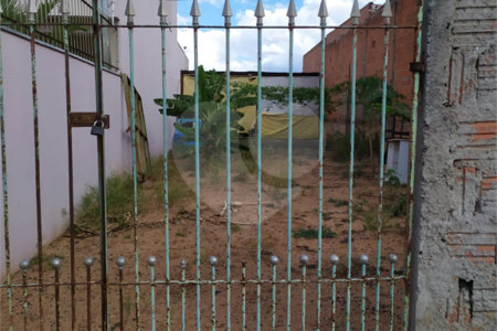 Terreno plano de 150,00 m² de área .