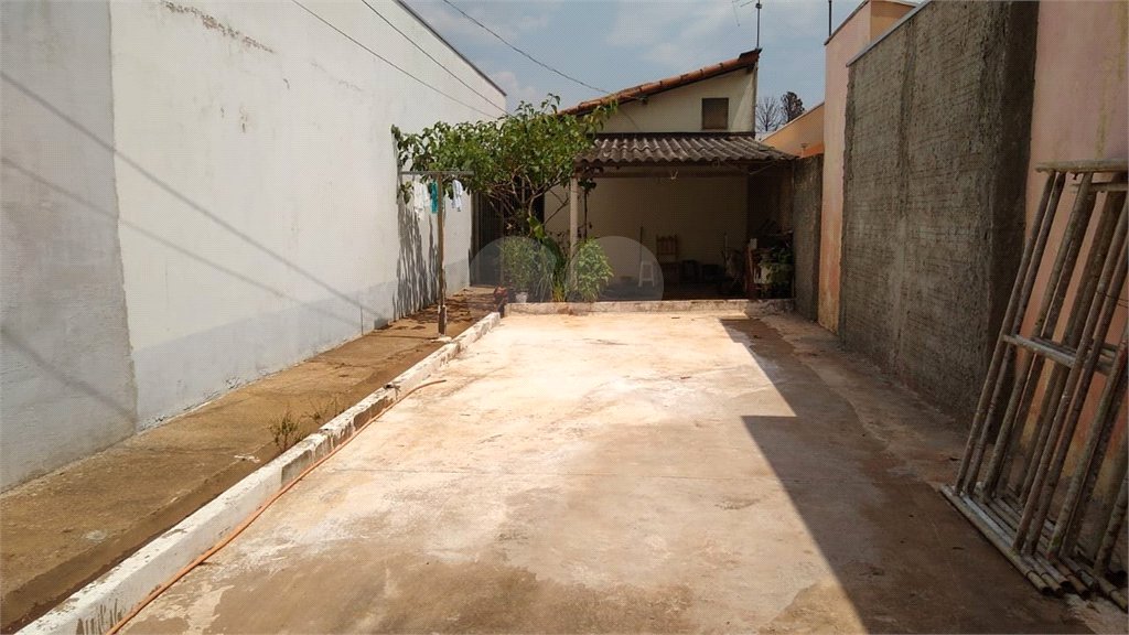 Casa térrea com 2 dormitórios.