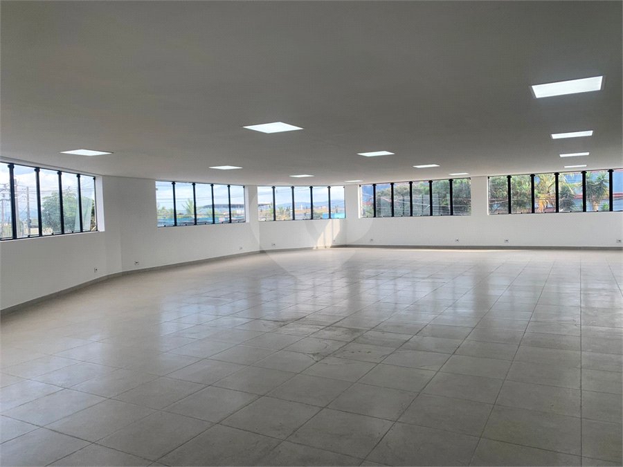 PRÉDIO / GALPÃO COMERCIAL À VENDA OU LOCAÇÃO Jardim Arapongas • Guarulhos/SP