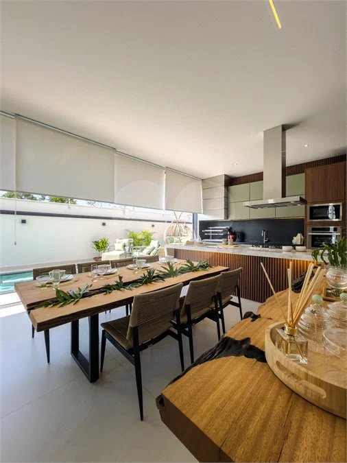 Indaiatuba - Condominio Villa Sapezal - 318 m² de Terreno - 230 m² de Área Construída - 3 suítes, sendo 1 Master com closet planejado - Sala de TV - Sala de estar integrada à Sala de jantar - Cozinha com móveis planejados - Despensa - Escritório planejado - Lavabo - Piscina com preparação para aquec