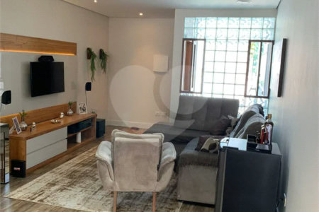 Sobrado com 3 quartos e garagem para 5 veículos.