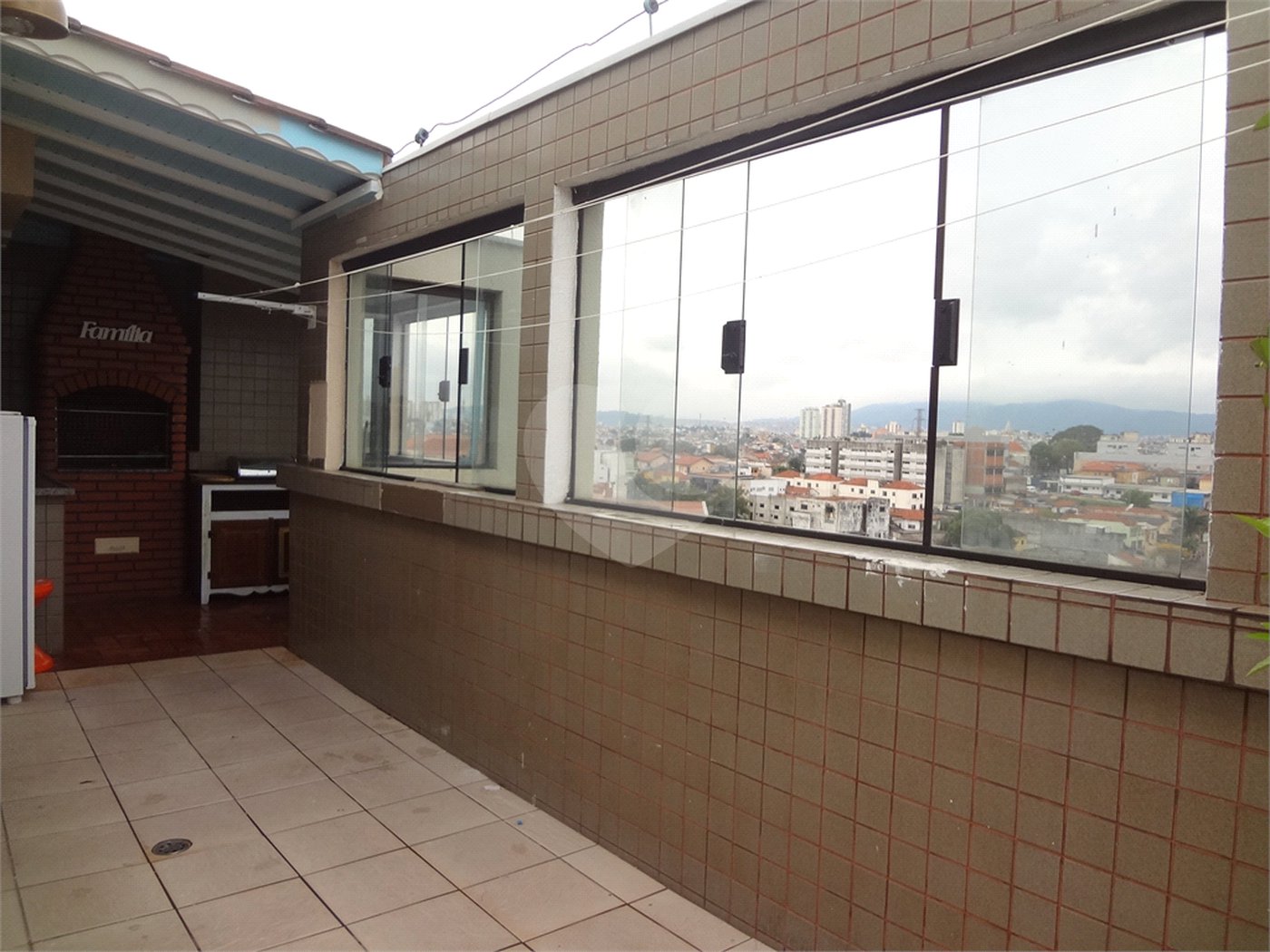 COBERTURA COM PISCINA E CHURRASQUEIRA NA CASA VERDE.