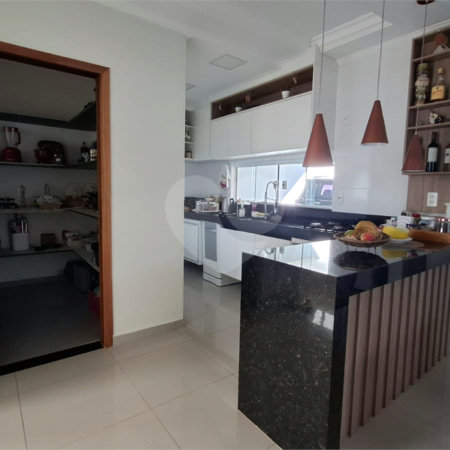Casa Térrea de Alto Padrão à Venda – Próxima ao Shopping