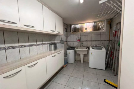 Chácara com excelente infraestrutura, contendo casa com 8 dormitórios, 900 m² de área construída, área total de 3000m², piscina adulto e infantil, churrasqueira, quadra gramada de futebol - Rio Acima - Atibaia/SP 900 m² Área construída 3.000 m² Área do terreno