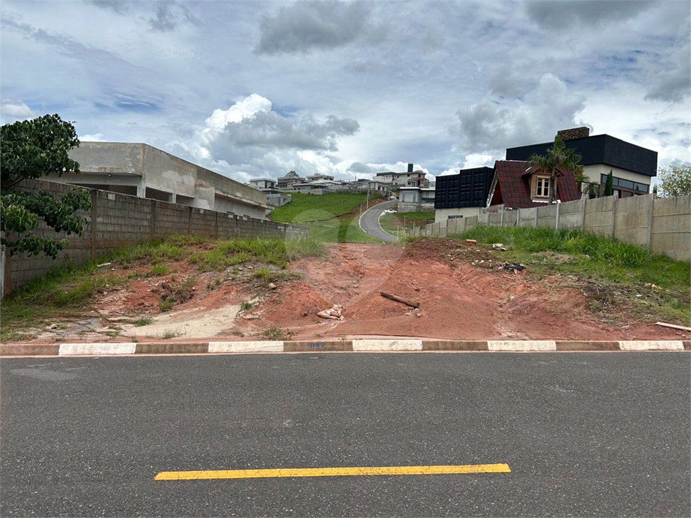 Terreno à venda no condomínio Altos da Floresta, Bom Jesus dos Perdões - SP