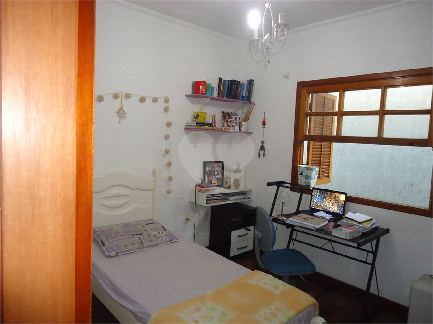 Sobrado com 4 quartos sendo 2 suítes.