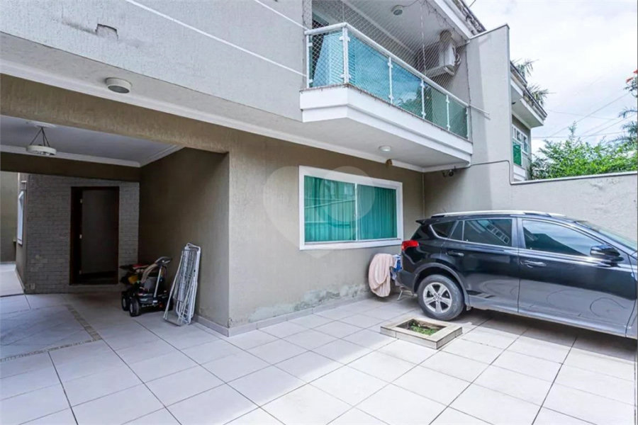 Imóvel amplo à venda com 4 quartos, sendo 1 suíte, e 3 banheiros no total total Parque São Domingos