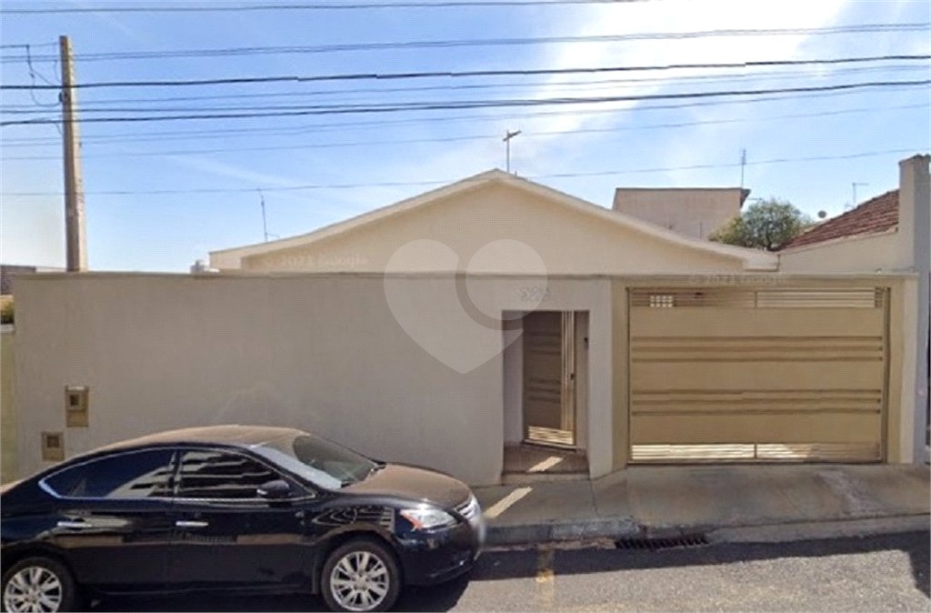 Casa térrea com 2 dormitórios, sendo 1 suíte.