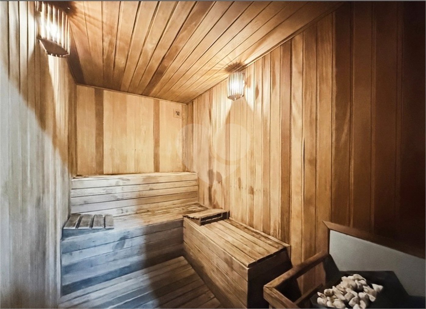Apartamento para locação com 2 dormitórios, sendo 1 suíte com 02 vagas, totalmente climatizado nos 3 ambientes