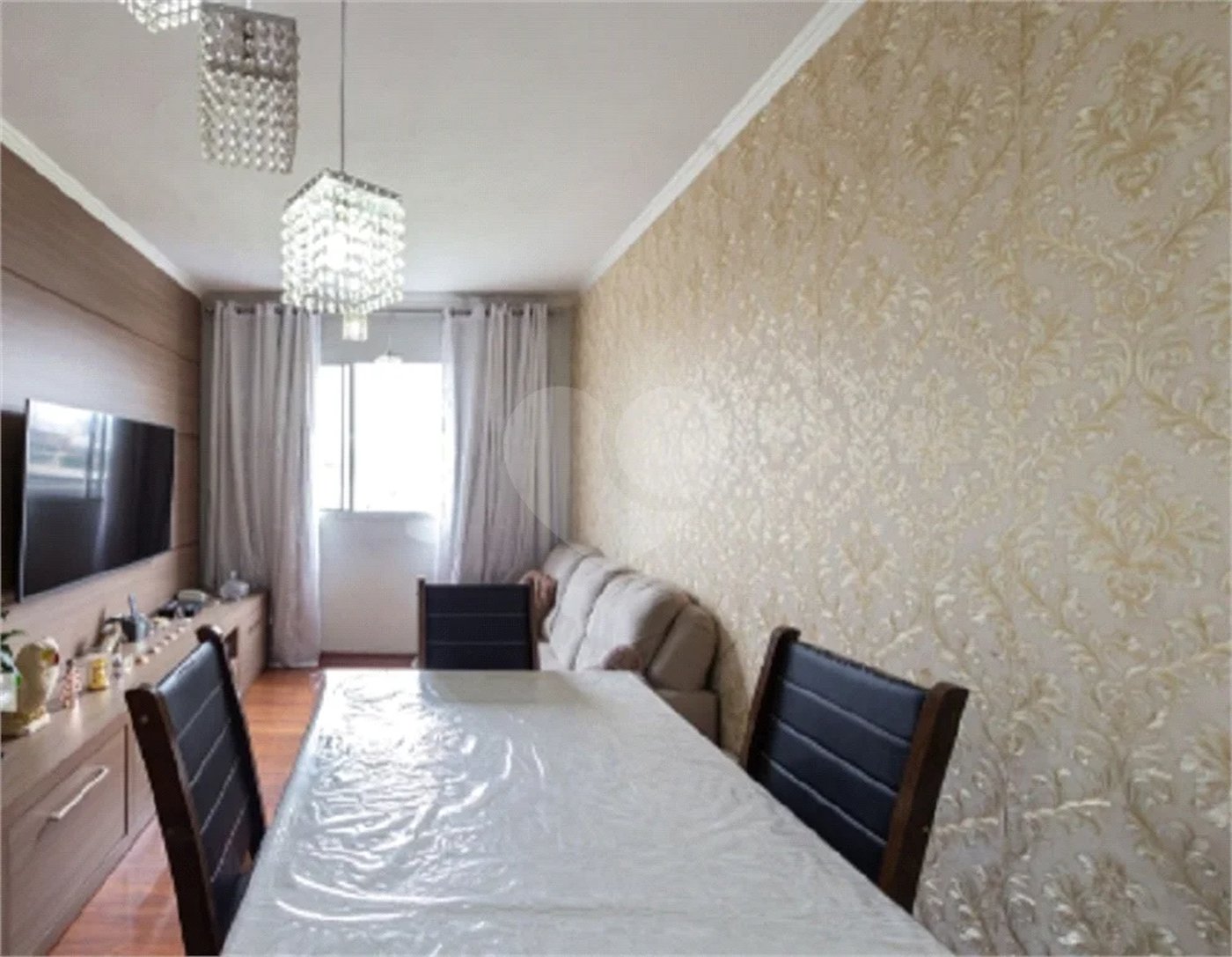 Apartamento na Mooca de 2 dormitórios, sala cozinha e banheiro, com portaria, academia e portaria.