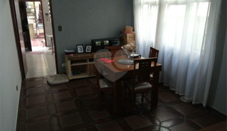 Ótimo sobrado, com amplo espaço interno (127m2), possuindo 03 dormitórios (01 suíte),