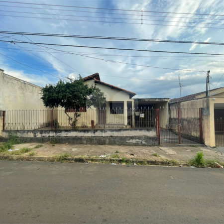 Terreno com benfeitoria na Vila Costa do Sol