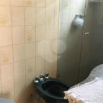 Casa térrea com 3 dormitórios, sendo 2 suítes.