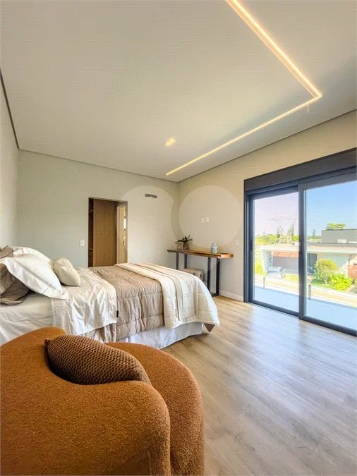 Indaiatuba - Condominio Villa Sapezal - 318 m² de Terreno - 230 m² de Área Construída - 3 suítes, sendo 1 Master com closet planejado - Sala de TV - Sala de estar integrada à Sala de jantar - Cozinha com móveis planejados - Despensa - Escritório planejado - Lavabo - Piscina com preparação para aquec