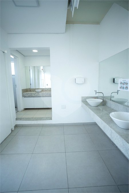 Lindo Salão Comercial para locação com 924m2 no Centro de Atibaia
