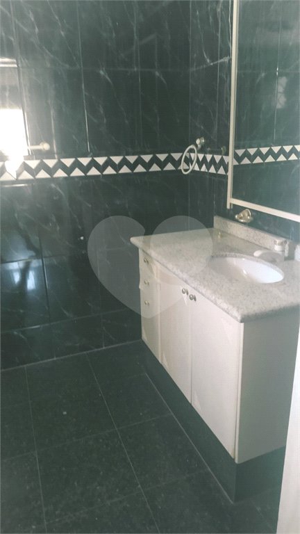 Casa Térrea com 3 dormitórios, sendo 1 suíte.