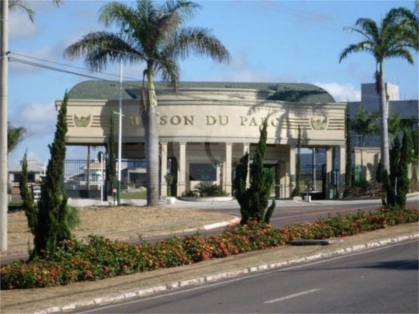 Maison Du parc- condominio de altissimo padrão - lote plano com 495,00 ms- R$ 1.920.000,00 - condominio - R$ 1.100,00 - iptu - R$ 800,00 - Área de lazer: Quadra de Tênis - Quadra Poliesportiva - campo de Futebol - Quadra de Squash - Academia - Playground - Sistema de Segurança 24hs com cerca elétri