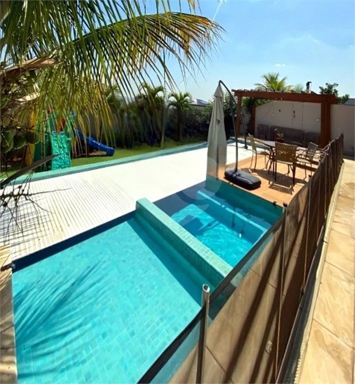 Casa de Alto Padrão em Condomínio com 4 suítes.