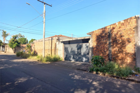 Casa térrea com 2 dormitórios.