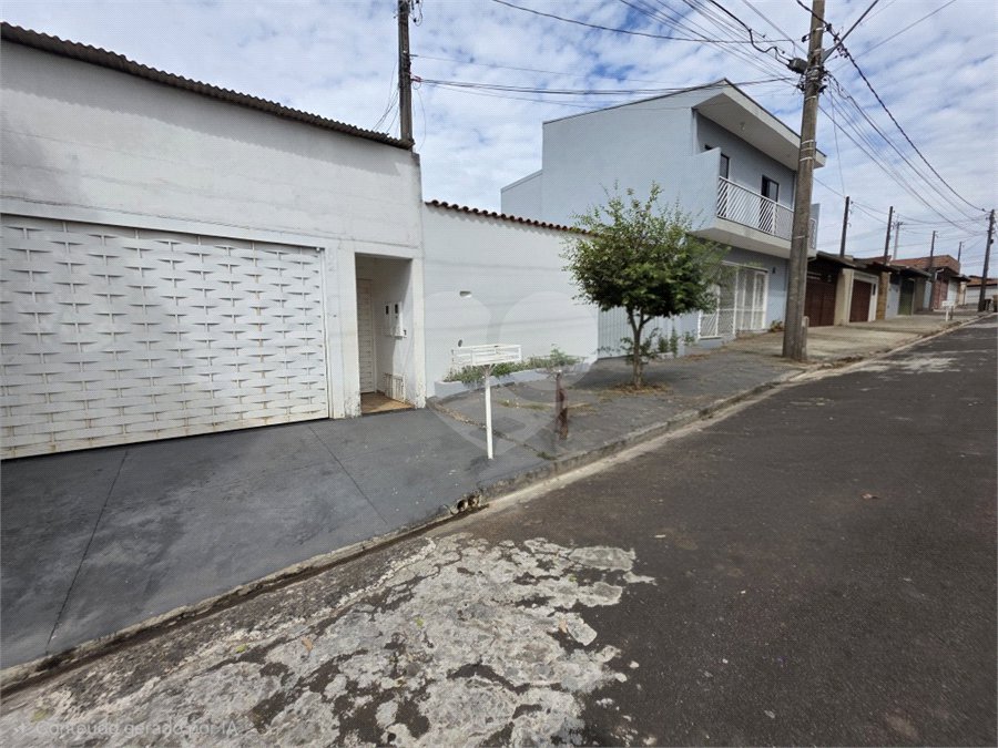 Casa térrea à venda no Douradinho com 2 quartos e edícula com mais dois quartos e 2 banheiros.