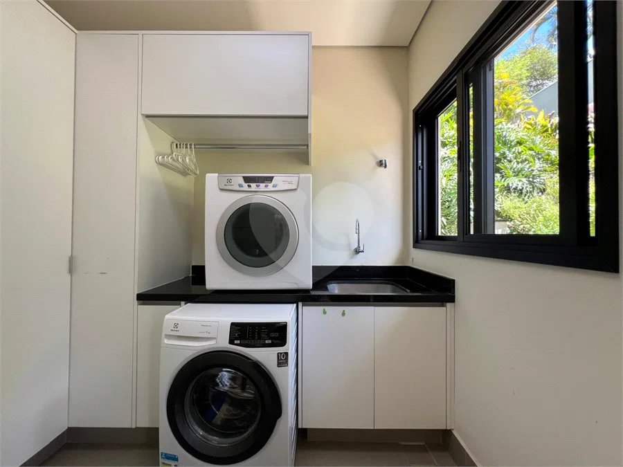 Casa dos Sonhos em Condomínio São Francisco, 3 Suítes, Piscina com Spa e Energia Fotovoltaica