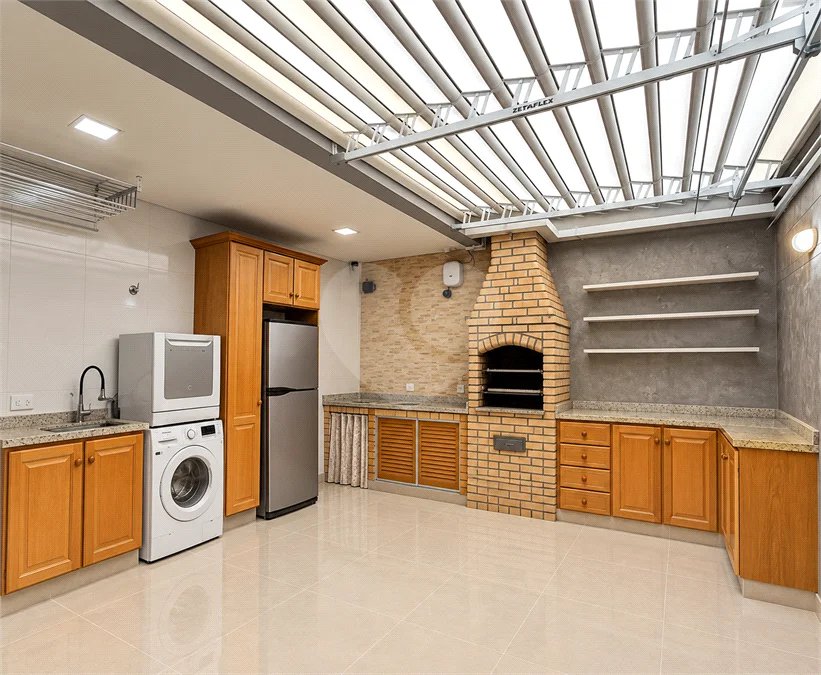 Sobrado geminado com 185 m², 3 suítes, closet, 4 vagas, área gourmet, sótão, energia solar, aquecimento de água e sistema completo de segurança.