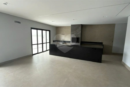 Sobrado de alto padrão no Swiss Park, totalmente reformado, com 4 suítes, piscina, elevador, espaço gourmet, 4 vagas e condomínio com lazer completo.