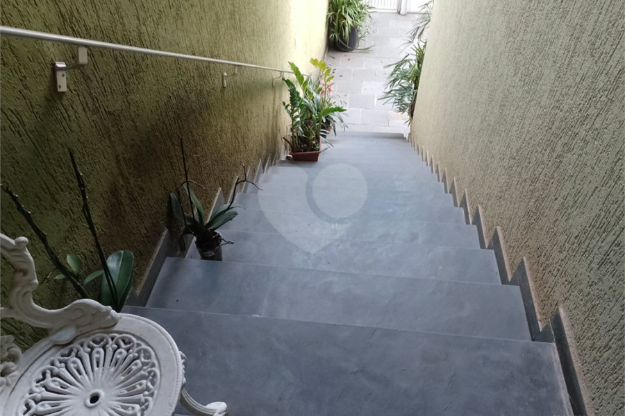 Oportunidade! Super sobrado em rua tranquila e ótima localização