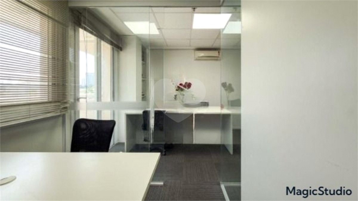 Sala comercial com 35m², 1 vaga, 1 banheiro, à venda na Barra Funda.