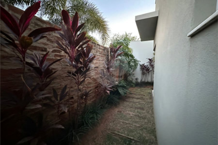 Casa a venda no condomínio Damha II
