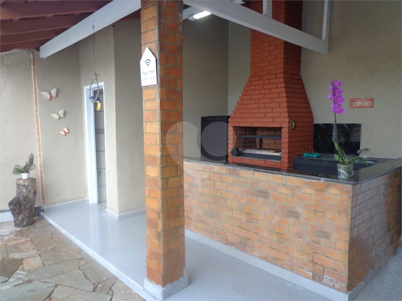 Casa Térrea com 3 dormitórios, sendo 1 suíte.