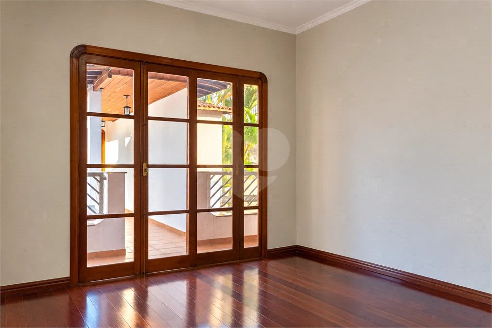 Casa à venda com 6 dormitórios, 3 suítes, piscina, área gourmet, hidromassagem, lareira, varanda e 6 vagas de garagem. Conforto e lazer para toda a família!