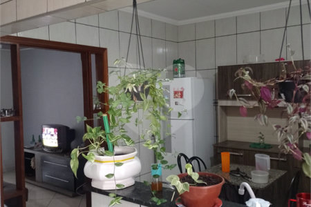 Casa térrea para venda, com 3 dormitórios, sendo 1 suíte.