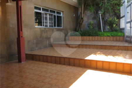 Casa térrea à venda na Saúde c/ 170m2 de construção - 3 Quartos/1 Suíte/4 Vagas na garagem