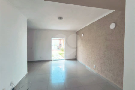 Casa com Suíte Master, Closet, Piscina e Espaço Gourmet Próxima ao Parque Ecológico- 03 quartos -com quintal