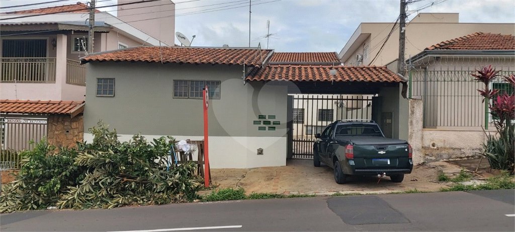 Prédio para venda com 6 kitnets.
